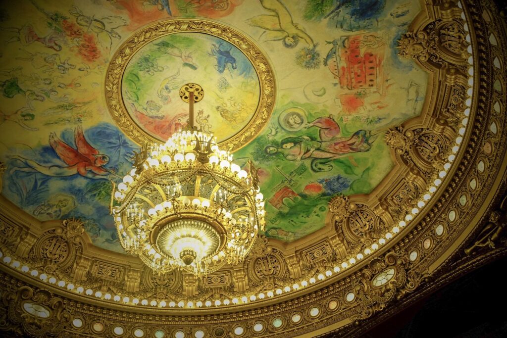 パリ・オペラ座のホール天井に輝くシャンデリア